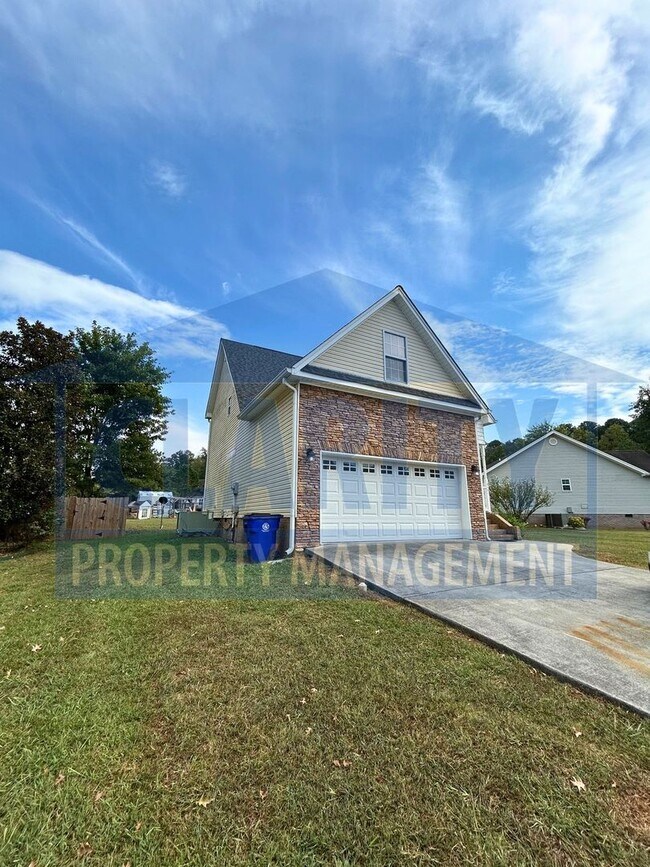 Building Photo - 3131 Pin Oaks Cir NE