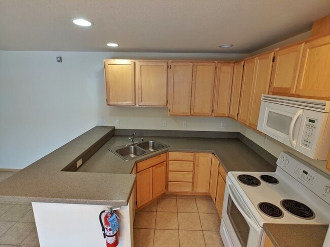 Building Photo - Townhouse, 2BD/1.5BA Condo, Radiant Heat Floors Incl Garage