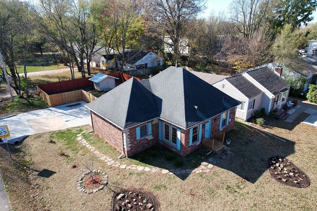 Building Photo - 2 Blocks from MERCY HOSPITAL!     FULLY FU...
