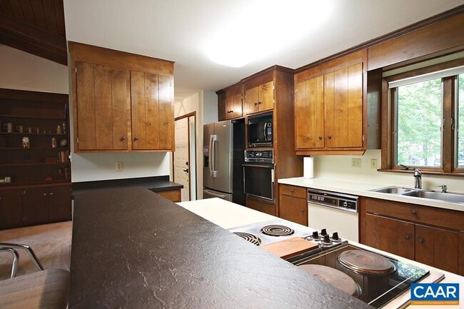 Building Photo - 32 Dogleg Rd