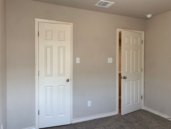 Building Photo - Town home for rent