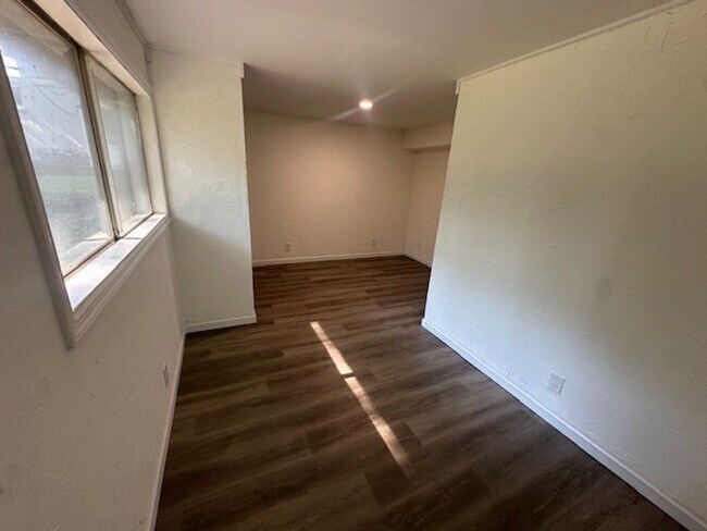 Building Photo - Chic, Sunlit & Move-In Ready – 3-Bedroom G...