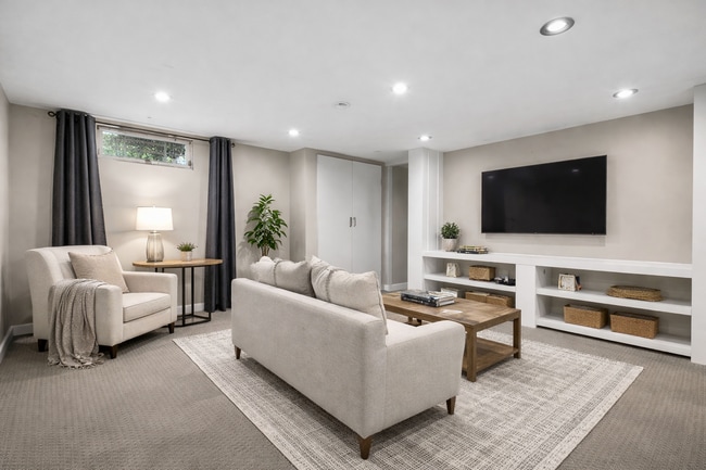 Building Photo - 3 Bedroom Luxury Condo