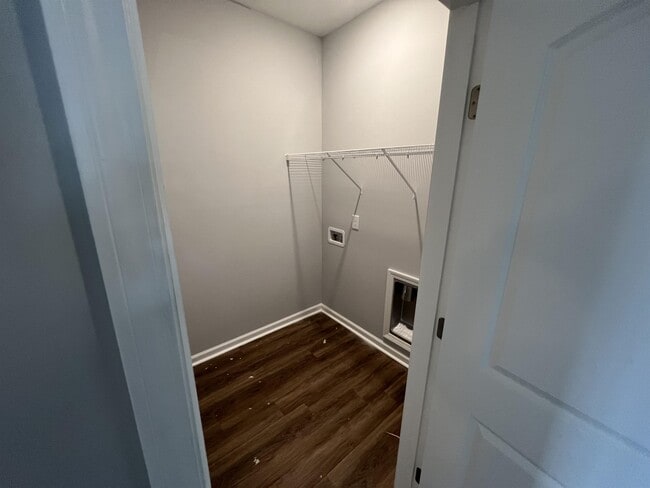 Building Photo - 2005 Briarwood Dr