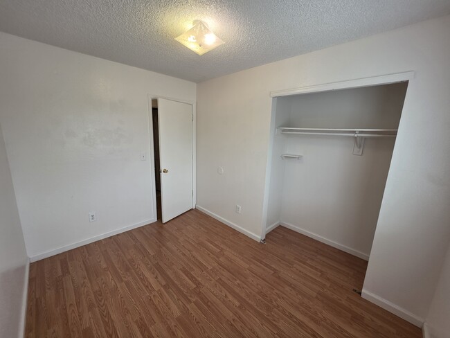 Building Photo - 987 Iowa Ave