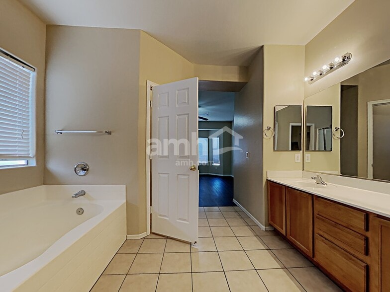 Building Photo - 5526 W Pecan Rd