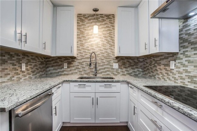 Building Photo - Adorable Condo in Oak Lawn!