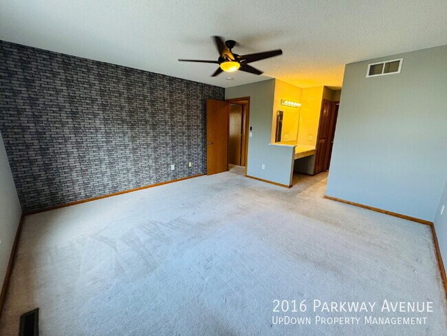 Building Photo - 2016 Parkway Ave