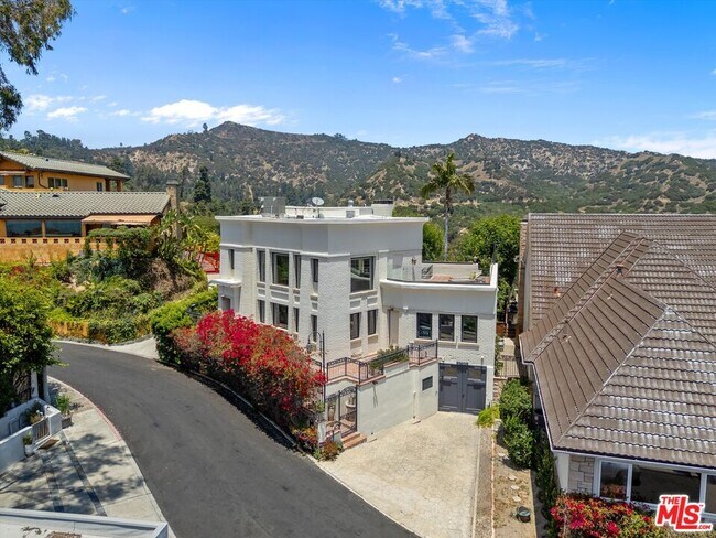 Building Photo - 2700 Glendower Ave