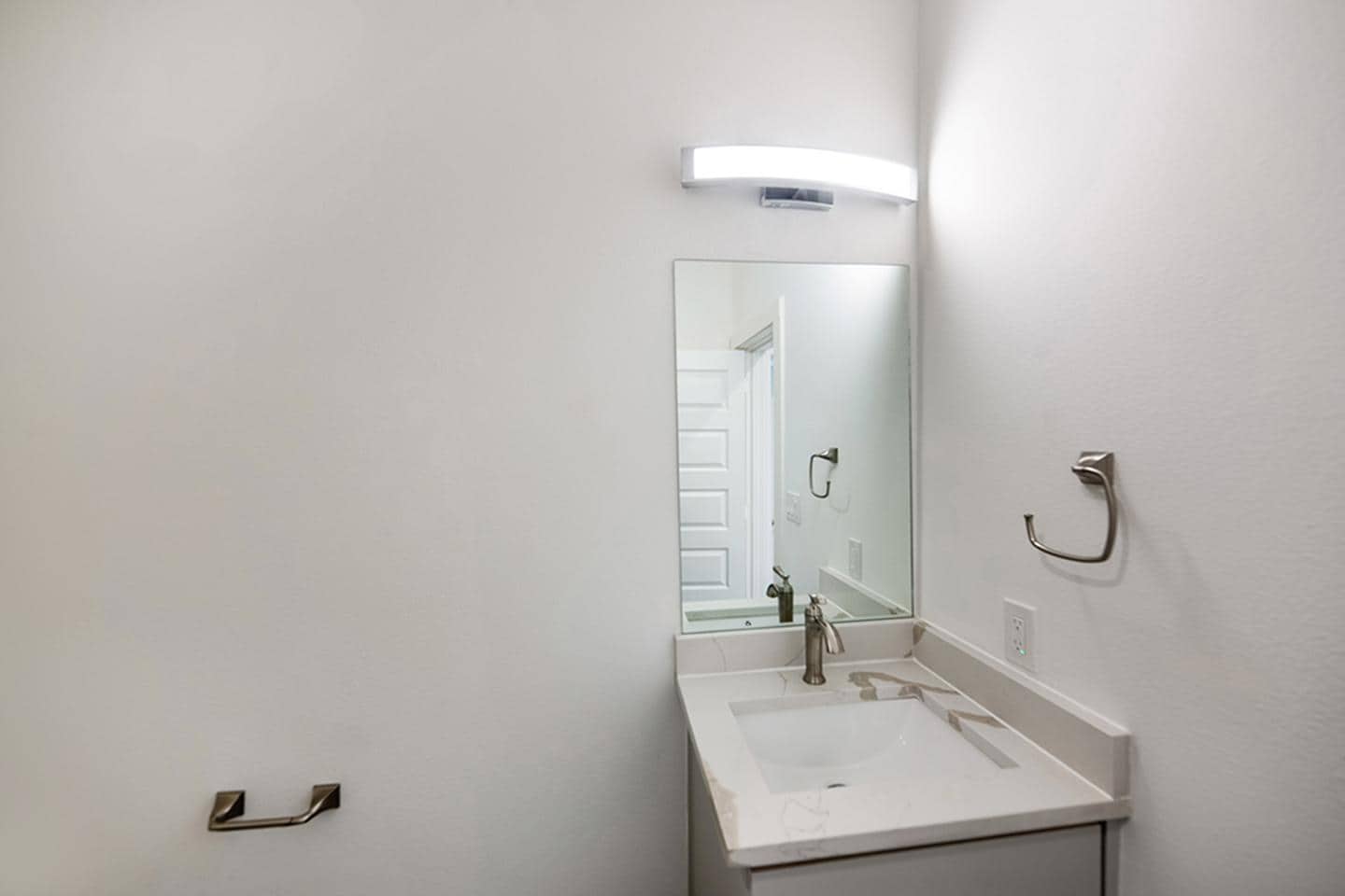 Building Photo - Modern Munger Place townhome with city sky...