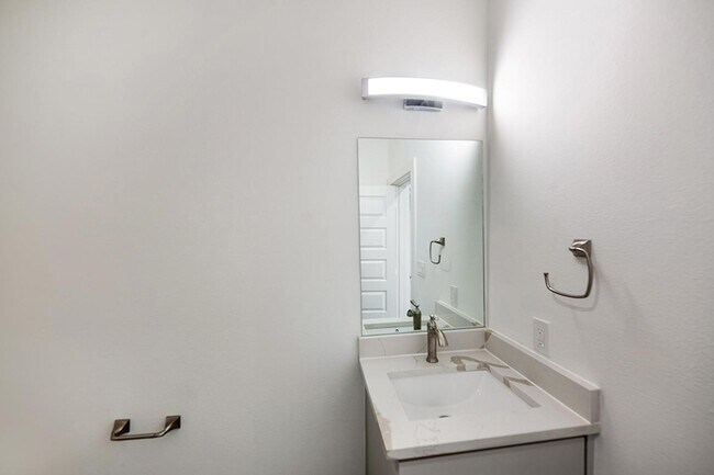 Building Photo - Modern Munger Place townhome with city skyline views