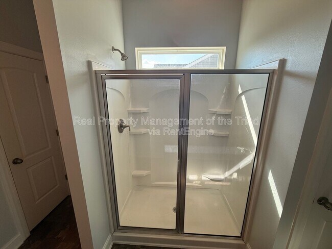 Building Photo - 2211 Talon Dr