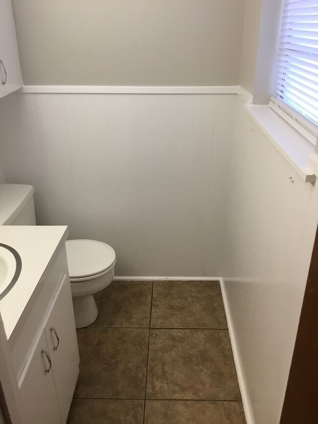 Building Photo - 3/1.5 SOUTHERN HILLS/RIDGEWOOD. FRESH PAINT. NICE. CLEAN.