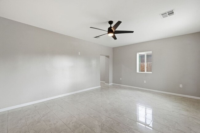 Building Photo - Bright, Fresh & Pet-Friendly — 3BR Retreat Minutes from U of A