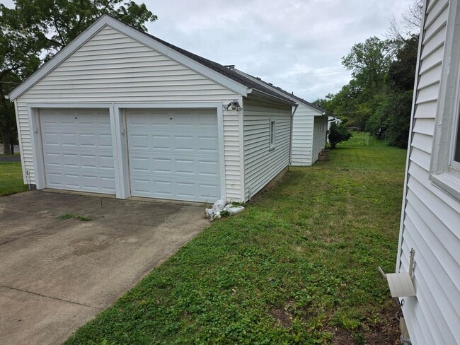 Building Photo - 2 bedroom 1 bath single family home