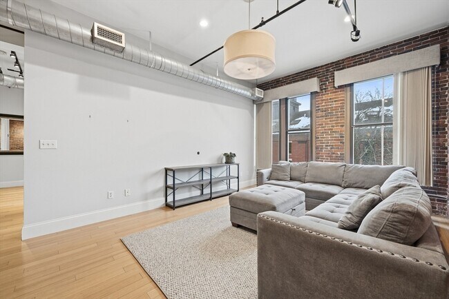 Building Photo - 61 Market St