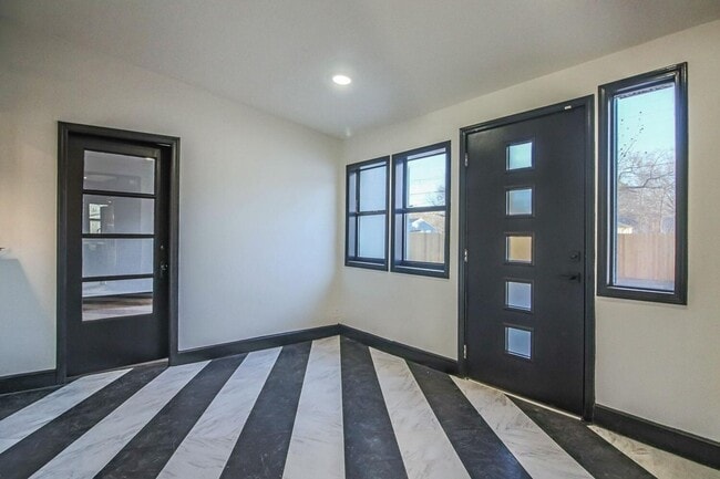 Building Photo - PRE LEASING for fall 2026! 4/2 in heart of Lubbock!