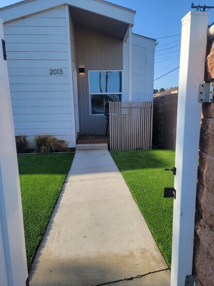 Building Photo - 2013 W 103rd St