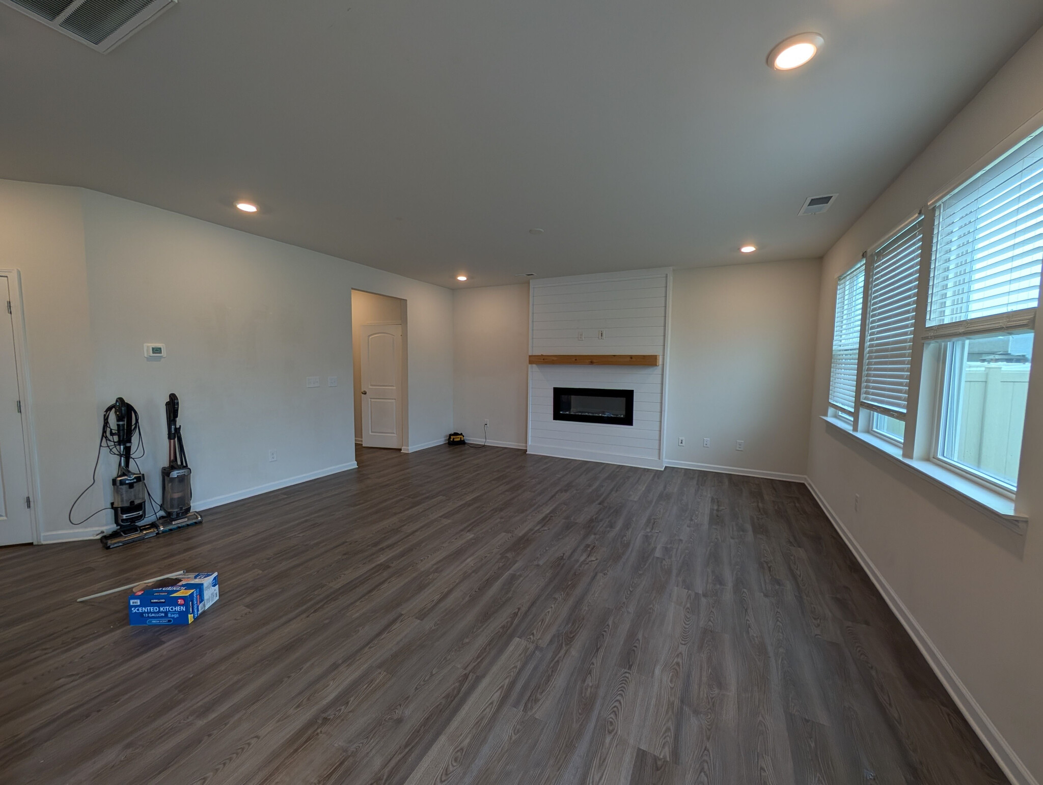 Building Photo - Room in House on Eastcott Ave