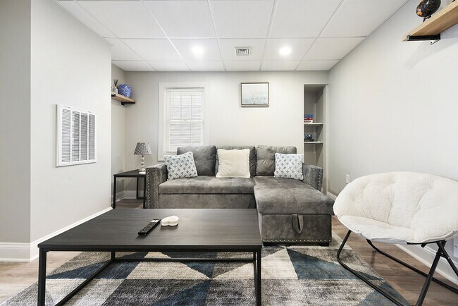 Building Photo - 444 Oneida St