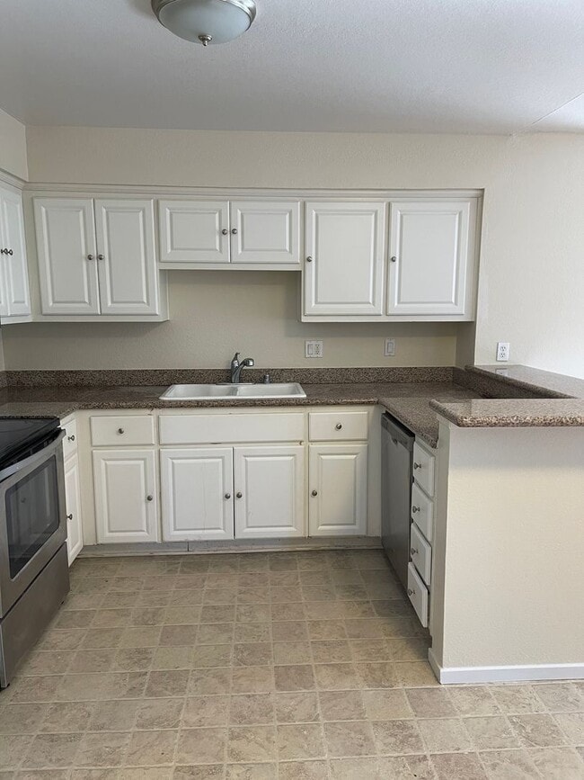 Building Photo - DOWNSTAIRS CONDO IN GATED COMMUNITY