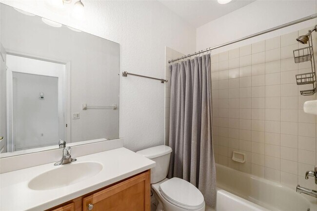 Building Photo - 905 Fairwaycove Ln