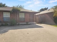 Building Photo - Inviting 1-Bed, 1-Bath Duplex with Fenced Backyard