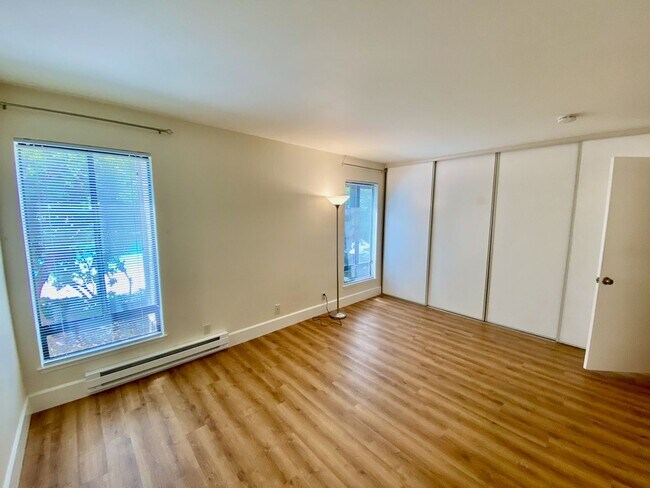 Building Photo - Private, Comfortable Downstairs Condo
