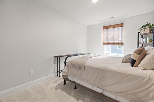 Building Photo - 1124 Drummond Ave