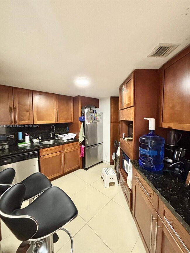 Building Photo - 801 Brickell Bay Dr
