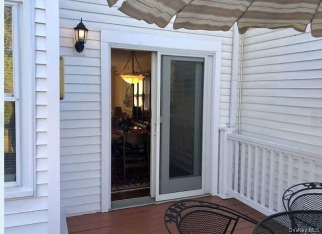 Building Photo - 10 Greenhouse Ln