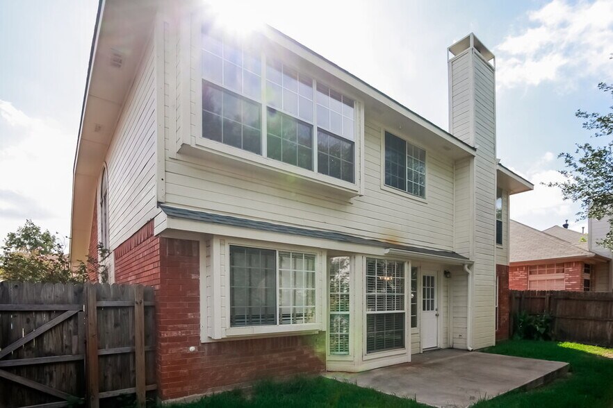 Building Photo - 3011 Renaissance Dr