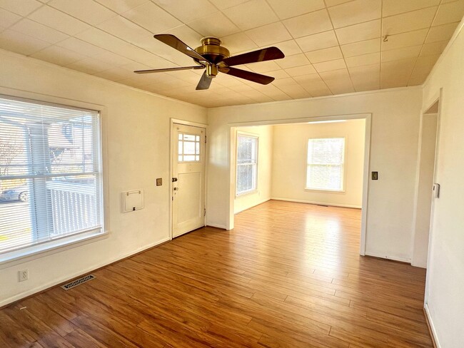 Building Photo - Portsmouth Neighborhood 3 story Home with Laminate H/W Floors, Fenced Backyard