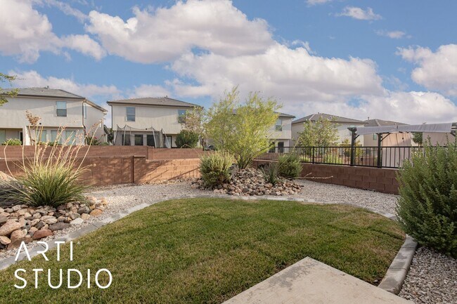 Building Photo - Amazing 4 bed | 2 1/2 bath | 2 car garage ...