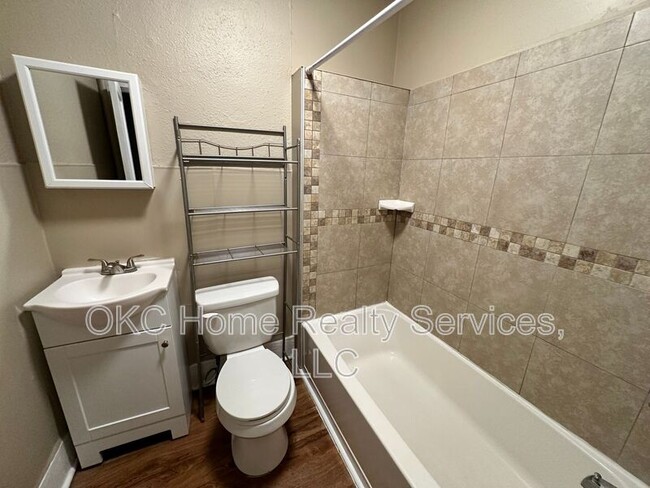 Building Photo - 1715 N Villa Ave