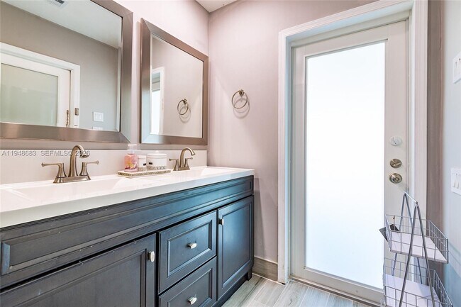 Building Photo - 709 Elm Tree Ln