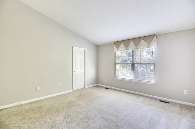 Building Photo - FENCED IN YARD!!!  Beautiful 4/3 UPDATED SF Home in Gaithersburg