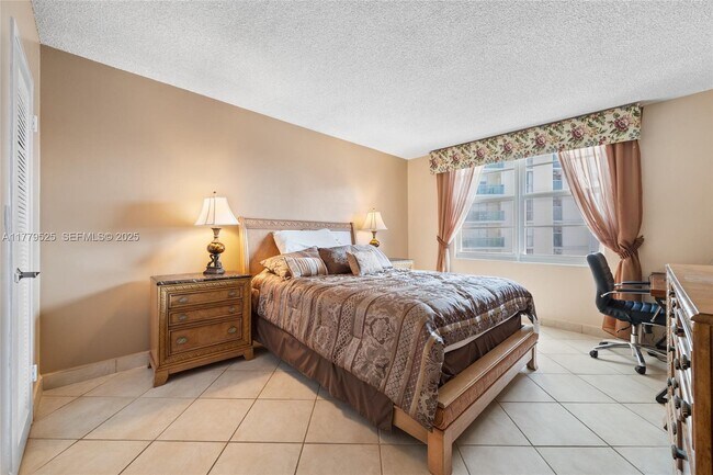 Building Photo - 3725 S Ocean Dr