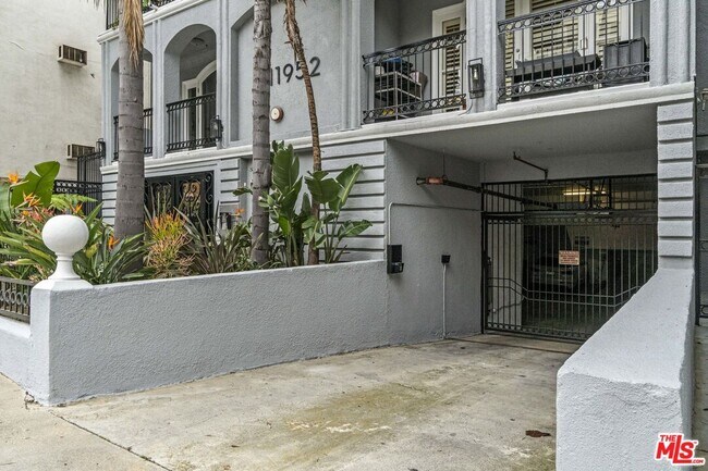 Building Photo - 11952 Montana Ave