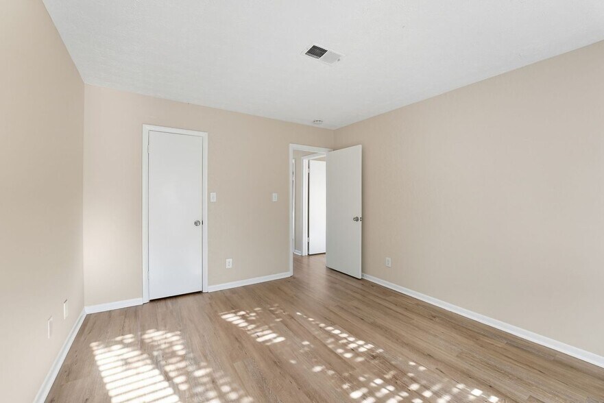 Building Photo - 293 Country Club Dr