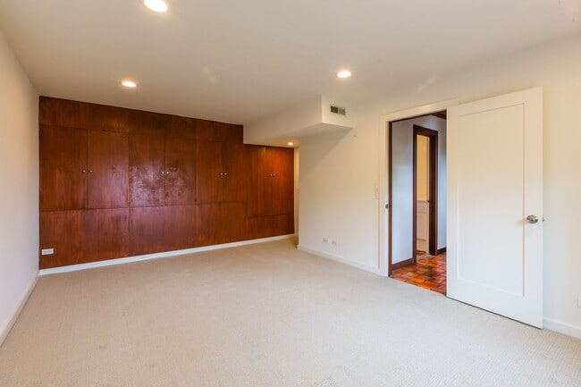 Building Photo - Mid Century Beauty in the Heart of the Banana Belt