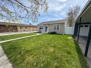 Building Photo - Adorable 2 BR 1 Bath home with Yard