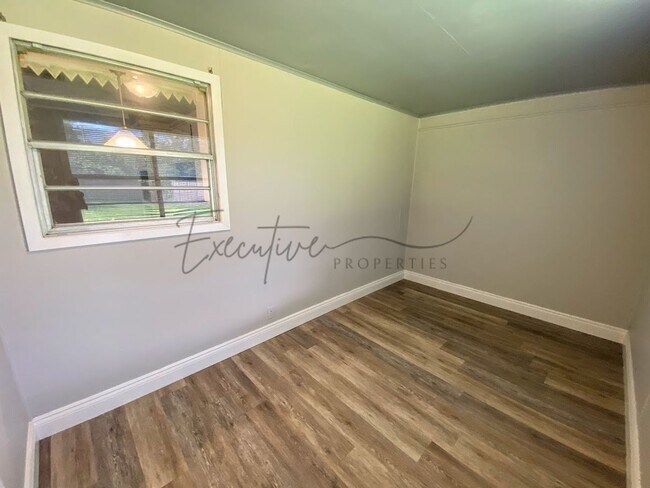 Building Photo - Updated 3-Bedroom Home with Bonus Room & F...