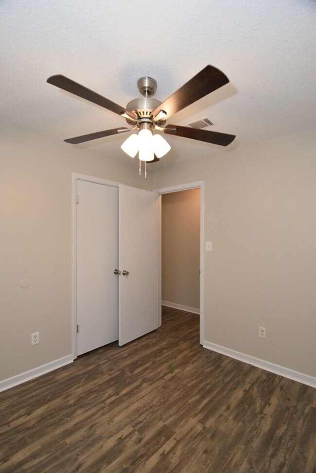 Building Photo - Renovated 3 Bed/2 Bath w/ Large Fenced Back Yard