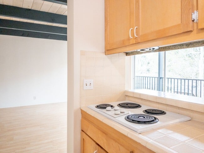 Building Photo - Tranquil Top Floor 1BR/1BA Unit! Large Private Balcony! Tam Valley! Parking! Laundry! Storage! PR...