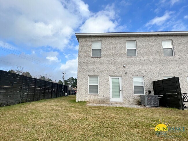Building Photo - Custom Fort Walton Beach Townhouse in Gated Community!