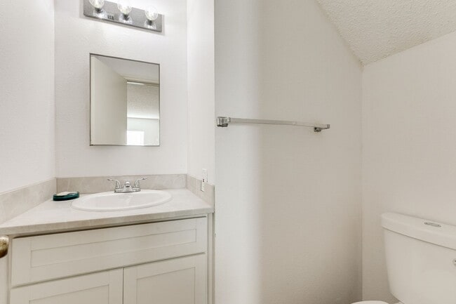 Building Photo - SPACIOUS 4-BEDROOM HOME IN PARKWOOD