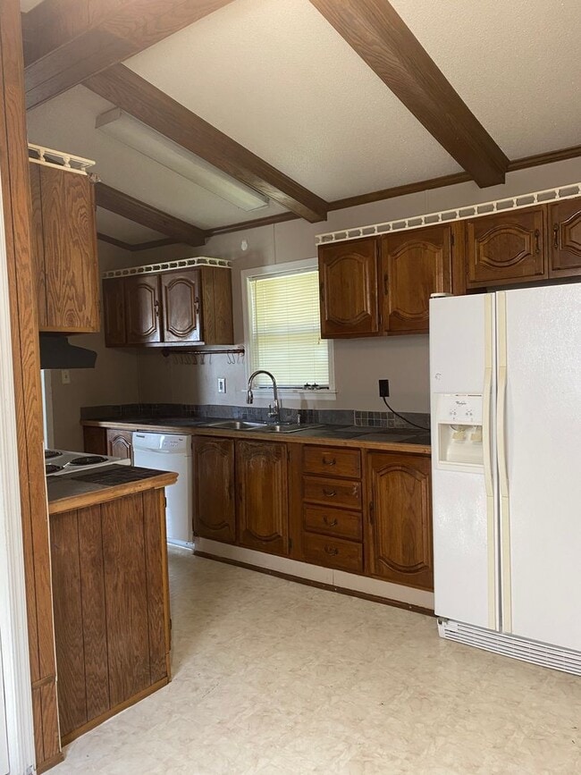 Building Photo - Three Bedroom , 2 Bathroom , large yard