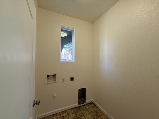 Building Photo - 2-story 4bed 2.5bath home available in Nor...