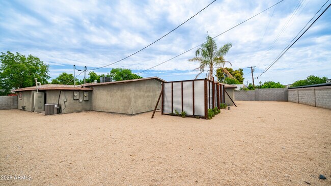 Building Photo - 717 E Palmaire Ave